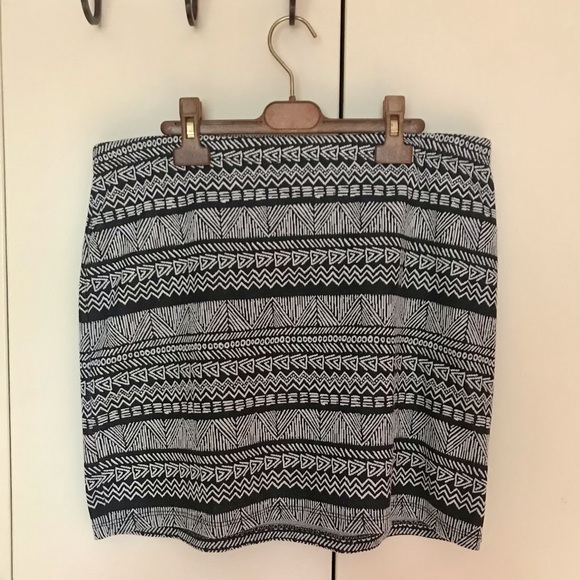 Women’s Reitmans Tribal Skirt Petite size XL - Picture 1 of 3
